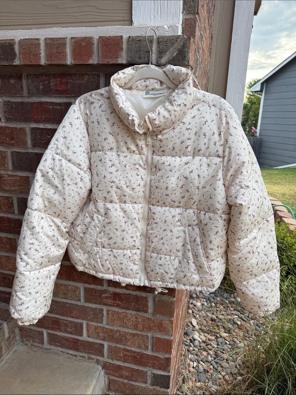 No Boundaries Ladies L Cream Floral Ditzy Print Cropped Puffer Jacket